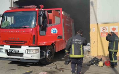 Antalya’da geri dönüşüm fabrikasındaki yangın korkuttu
