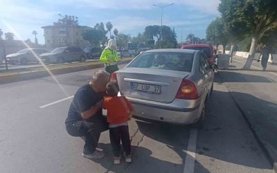Babasının kazada hasar alan arabasını gören küçük çocuk gözyaşlarına boğuldu

