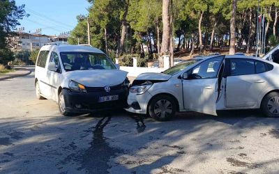 Manavgat’ta otomobiller kafa kafaya çarpıştı: 1 yaralı
