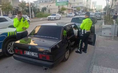 Yüksek sesli müzik yayını aday sürücüyü hem aracından hem de ehliyetten etti
