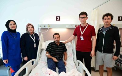 Çekiç kullanırken gözüne metal parça saplandı
