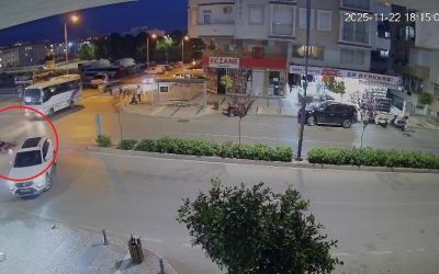 Aracıyla ‘U’ dönüşü yapan sürücünün kararsızlığı motosiklet sürücüsünü hastanelik etti
