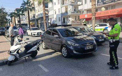 Otomobilin sağından geçmek isterken aynı yöne dönmek isteyen otomobile çarptı
