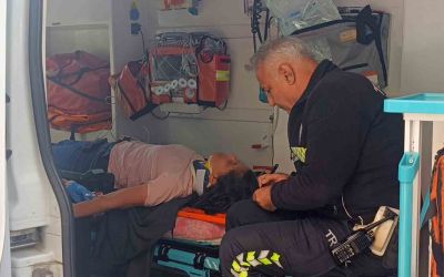 Önündeki araca çarpmamak için fren yapan motosikletli yaralandı
