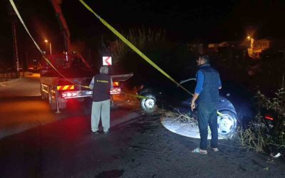 Sulama kanalına uçan araçtan ekipler kurtardı, alkolmetreyi üflemeyince ehliyetine el konuldu
