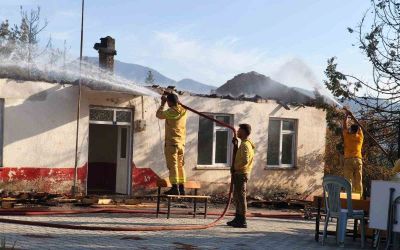 Antalya’da ormanlık alanda çıkan yangında eski okulun çatısı yandı
