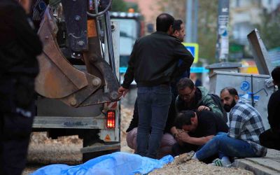 Ekmek almaya giderken kepçenin altında kalan yaşlı adam hayatını kaybetti
