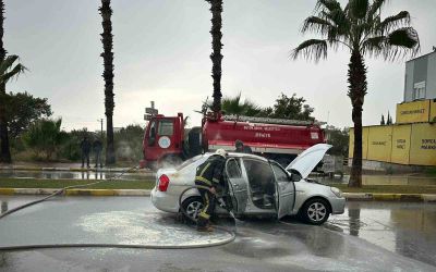 Seyir halindeki otomobil yandı: Sürücü kendisini araçtan dışarı attı
