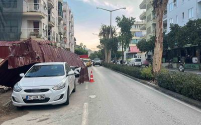 Alanya’da fırtına inşaat korkuluklarını uçurdu, park halindeki araca zarar verdi

