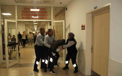 Hastane acilindeki tatbikat gerçeğini aratmadı: Hasta ve yakınları usta oyunculara taş çıkardı
