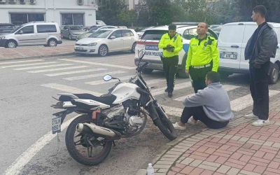 Otomobille çarpışan motosikletli tedaviyi kabul etmedi
