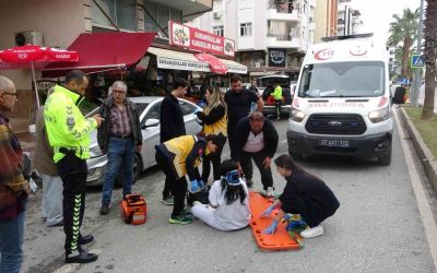 Aracın açılan kapısına çarpan motosikletteki 2 kişi yaralandı
