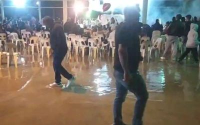 Düğünü su basınca, paçalarını sıvayıp oynamaya devam ettiler
