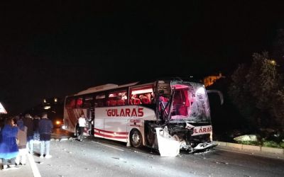 Alanya’da otobüs ile tır çarpıştı: 5 yaralı
