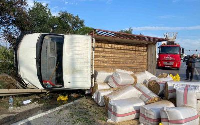 Antalya’da saman yüklü kamyonet devrildi, yol trafiğe kapandı
