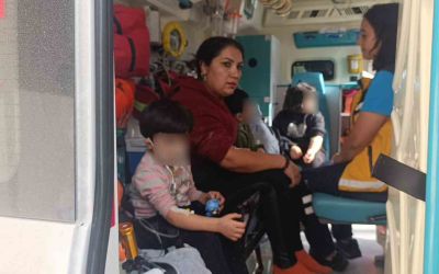 Alevler içindeki dairede mahsur kalan 3 küçük çocuğu inşaat işçileri ve mahalle sakinleri kurtardı
