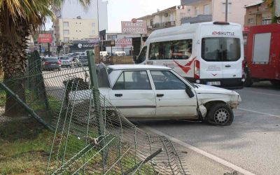 Serik’te yoldan çıkan otomobil bariyerlere çarparak durabildi
