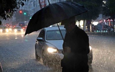 Sarı alarm ile uyarılan Antalya’da sağanak etkisini gösteriyor
