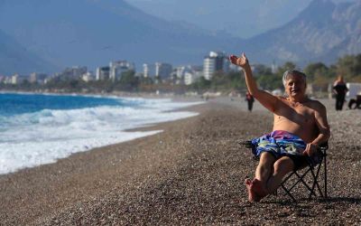 Antalya’da dün yağmur ve fırtına, bugün deniz keyfi
