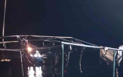 Antalya’da düşen yıldırım 3 tekneyi küle çevirdi
