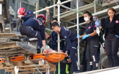 Antalya’da inşaat iskelesinden düşen işçi ağır yaralandı
