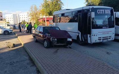 Ehliyetsiz sürücünün kullandığı otomobil halk otobüsü ve motosiklete çarptı: 1 yaralı
