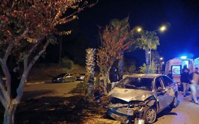 Antalya’da palmiyeye çarpan otomobilin sürücüsü yaralandı

