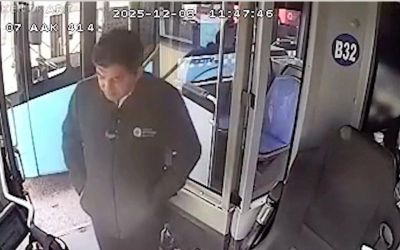 Yaşlı adamın otobüste unuttuğu içinde 4 bin euro olan çantanın başında adeta nöbet tuttu
