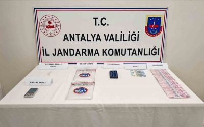 Araçta yapılan aramada 1 kilo 185 gram metamfetamin ele geçirdi
