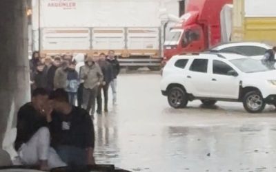 Suda mahsur kalan araçtaki 2 kişiyi itfaiye ekipleri kurtardı
