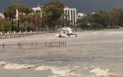 Finike’de fırtına sebebiyle tekne kıyıya sürüklendi, denizin rengi çamura döndü

