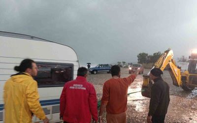 Karavanla denize sürüklenen Rus turistler kurtarıldı
