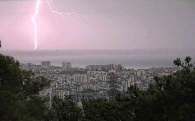 Antalya’da şiddetli yağış etkili oldu, şimşekler görsel şölen oluşturdu
