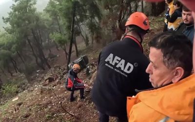 Uçurumdan yuvarlanan sürücüyü AFAD ve itfaiye ekipleri kurtardı
