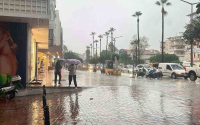 Alanya’da sağanak yağış ve dolu etkili oldu
