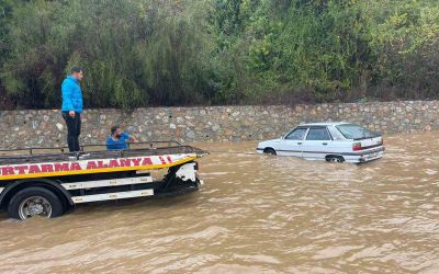 Alanya-Antalya karayolunda araçlar mahsur kaldı
