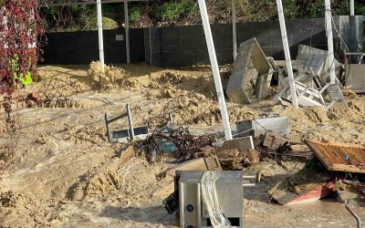 Alanya’da taşan dere 5 yıldızlı otelin sahildeki kafesini yıktı
