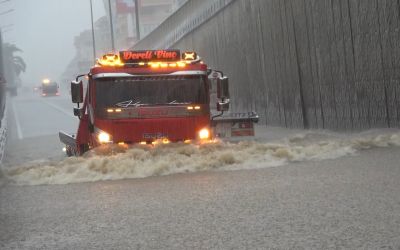 Alanya’da sağanak yağış trafiği felç etti
