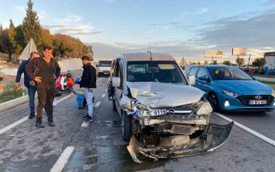 Arızalanan park halindeki otomobile hafif ticari araç çarptı: 2 yaralı

