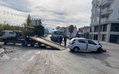 Antalya’da hafif ticari araç ile otomobil kavşakta çarpıştı: 4 yaralı

