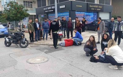 Motosikletler kavşakta çarpıştı, 2 kişi yaralandı: Kaza anı kamerada
