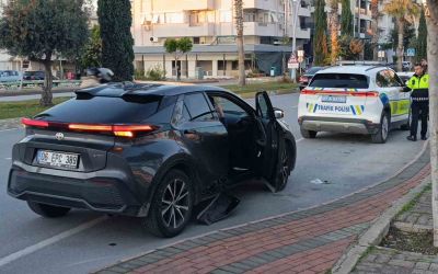Antalya’da motosiklet ile otomobil çarpıştı: 2 yaralı
