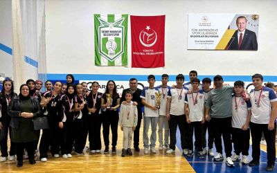 Hem öğrenci, hem okul müdürü olarak voleybolda kupalar kaldırmayı başardı
