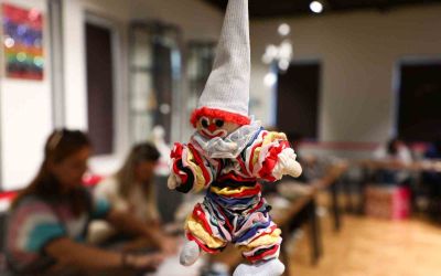 Atık kumaşlar kadınların emeğiyle yılbaşı maskotlarına dönüştü
