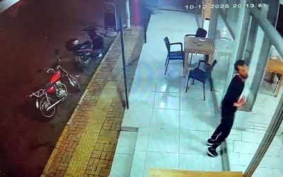 Kendi sildiği camı fark etmeyip yüzünü çarpan garson neye uğradığını şaşırdı
