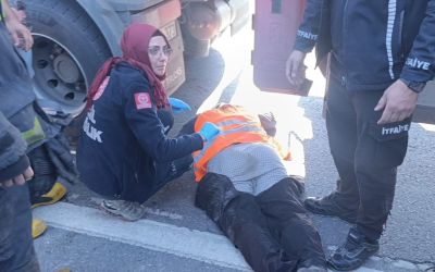 Tırın altında kalan karayolları işçisi hayatını kaybetti

