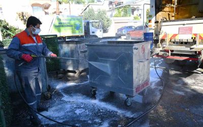 Kemer’de çöp konteynerleri dezenfekte ediliyor
