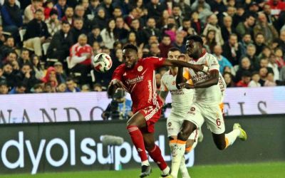 Trendyol Süper Lig: Antalyaspor: 0 - Galatasaray: 2 (İlk yarı)
