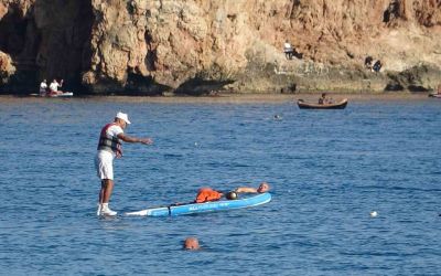 Karlı dağların gölgesinde 20 derecelik sıcak havada deniz keyfi yaptılar
