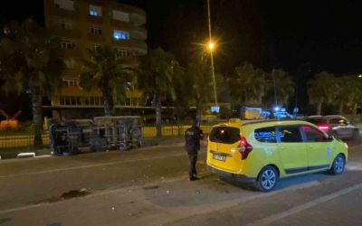 Serik’te ticari taksi ile kamyonet çarpıştı: 2 yaralı
